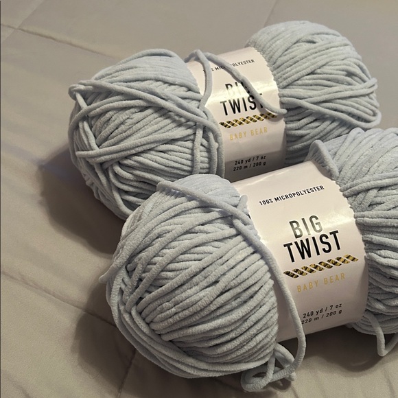 Big Twist Baby Bear Yarn blue skies 2 skeins - Picture 4 of 6